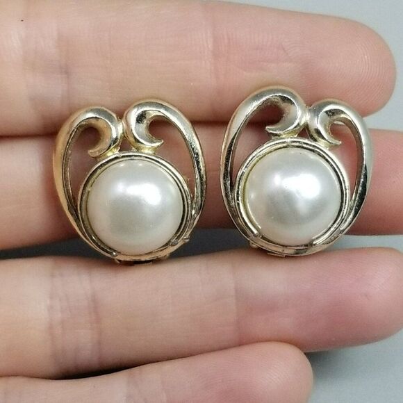 Vintage Faux Pearl Clip On Earrings, Silver Tone Setting, Pat Number, Retro - Picture 2 of 7